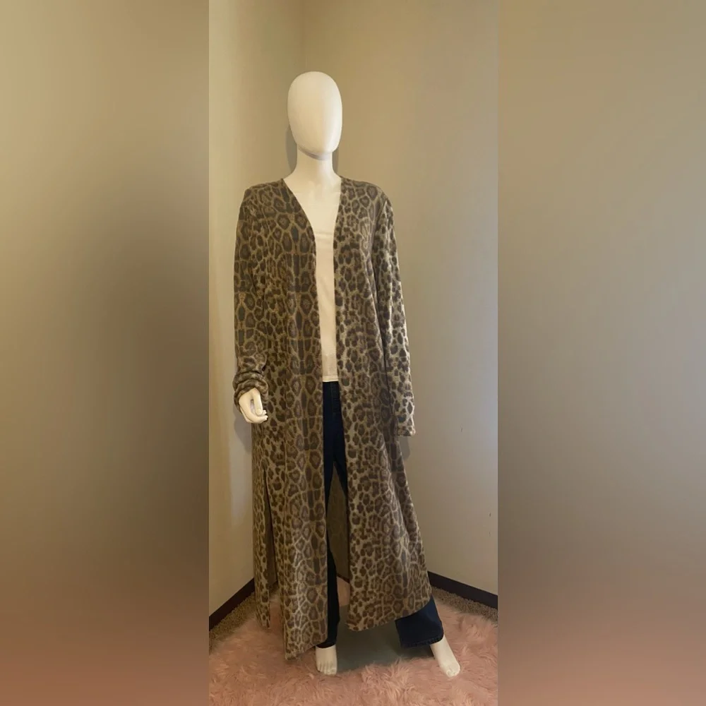 Women’s 2X/3X Cheetah Print Long Cardigan. Fleece Material. - Picture 1 of 4